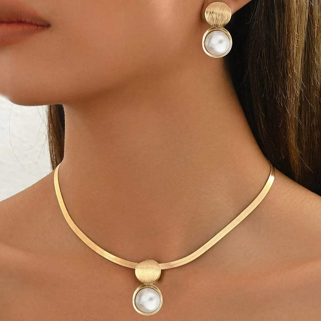 Timeless gold necklace and earrings set for women, perfect for evening wear.
