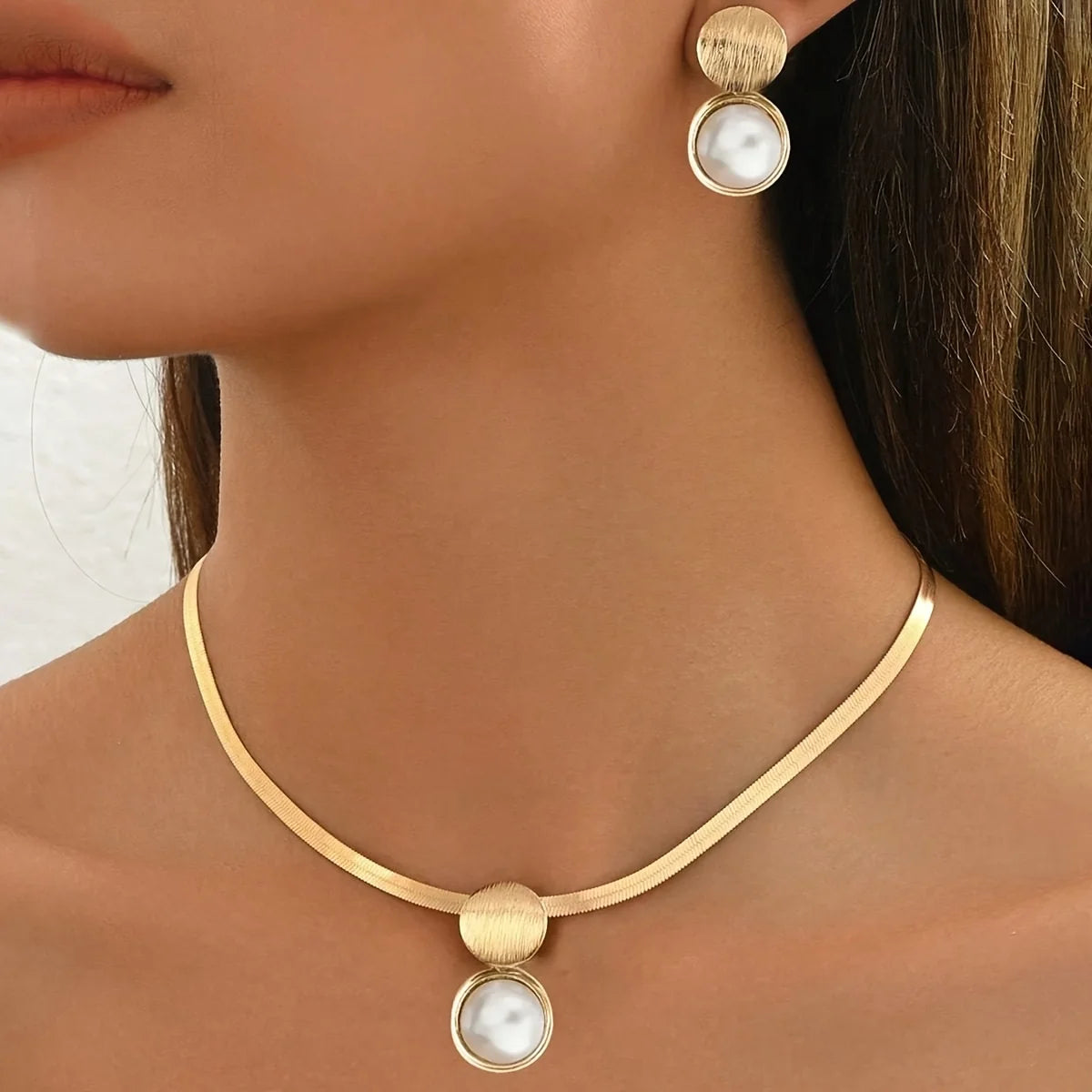 Timeless gold necklace and earrings set for women, perfect for evening wear.